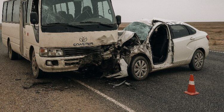Из-за ДТП автобуса и легковушки три человека погибли в Атырауской области