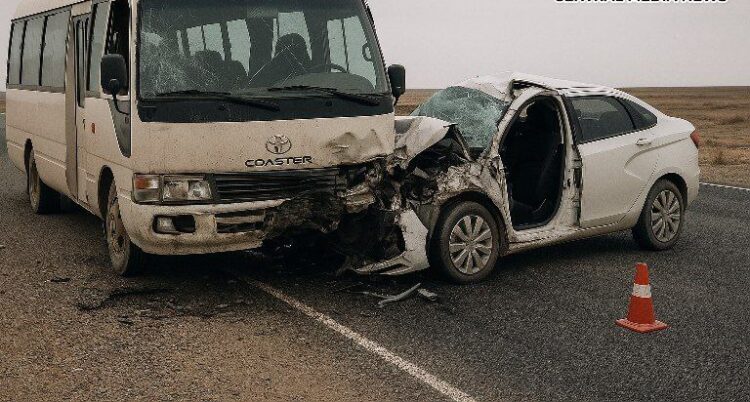 Из-за ДТП автобуса и легковушки три человека погибли в Атырауской области