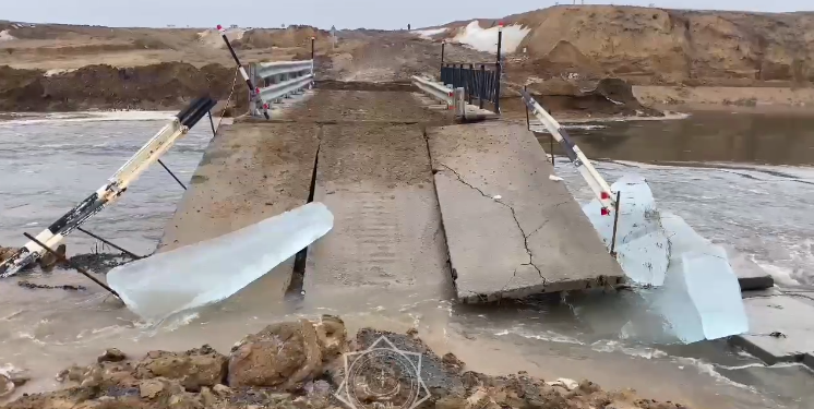 В ЗКО паводки смыли мост на трассе