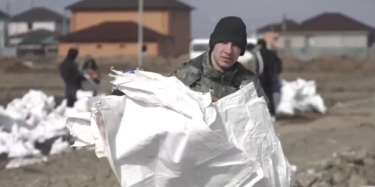 До 10 000 военных помогут в борьбе с паводками в Казахстане