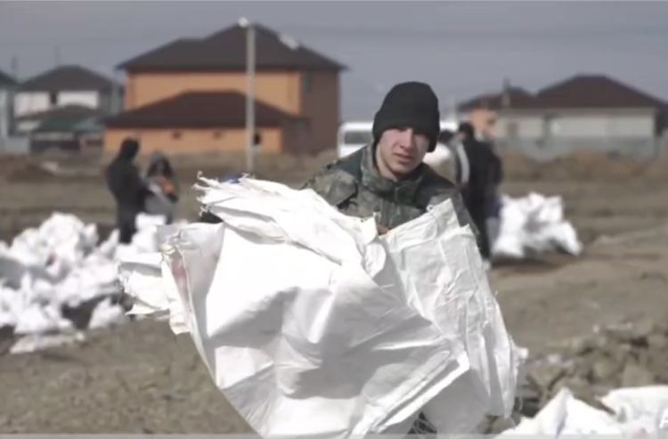 До 10 000 военных помогут в борьбе с паводками в Казахстане