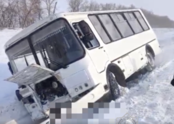 Пассажирский автобус съехал в кювет