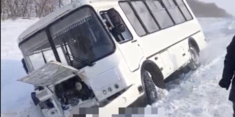 Пассажирский автобус съехал в кювет