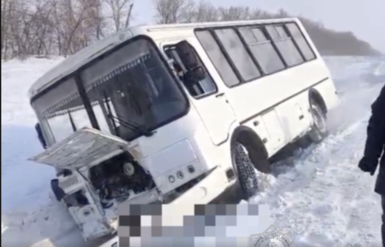 Пассажирский автобус съехал в кювет