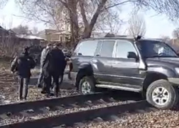 Внедорожник преградил путь пассажирскому поезду на перегоне Медеу – Жетісу