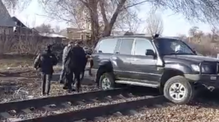 Внедорожник преградил путь пассажирскому поезду на перегоне Медеу – Жетісу