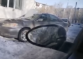 Ледяная глыба разбила автомобиль, припаркованный у дома в Темиртау