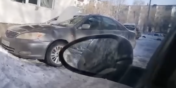 Ледяная глыба разбила автомобиль, припаркованный у дома в Темиртау