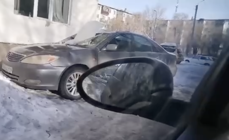 Ледяная глыба разбила автомобиль, припаркованный у дома в Темиртау