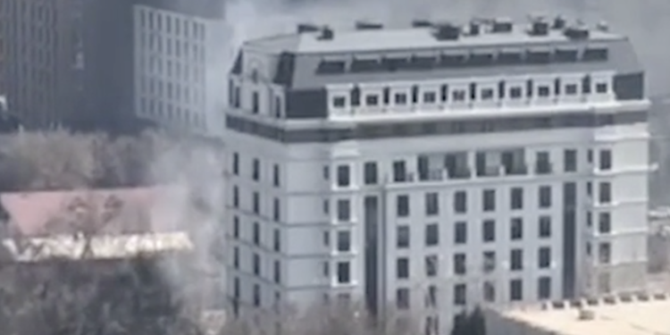 Пожар в строящейся гостинице в Алматы