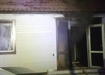 Петропавлда телефон қуаттағышы өртеніп, үй отқа оранды