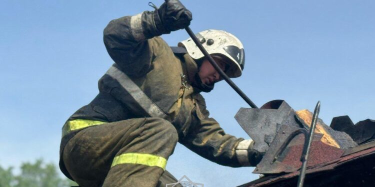 Три секунды до взрыва: спасатели в Таразе вынесли газовые баллоны из горящего дома