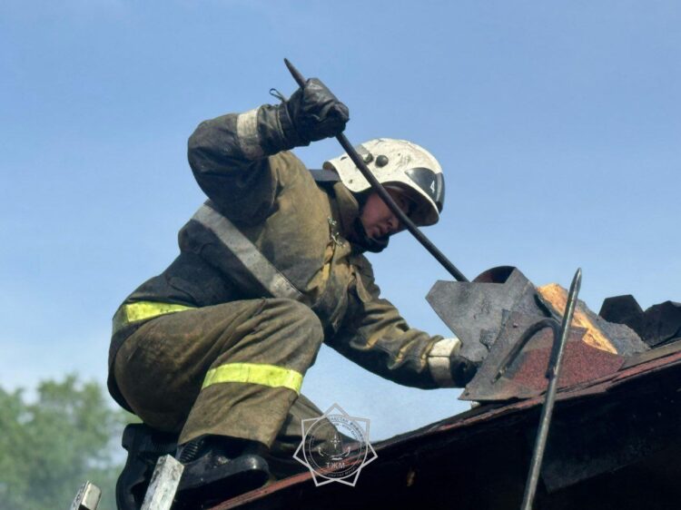 Три секунды до взрыва: спасатели в Таразе вынесли газовые баллоны из горящего дома