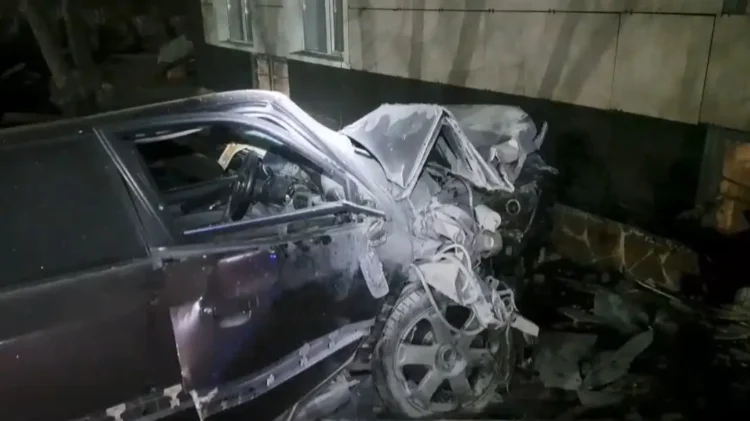 Тротуарда кетіп бара жатқан екі адамды көлік қағып кетті