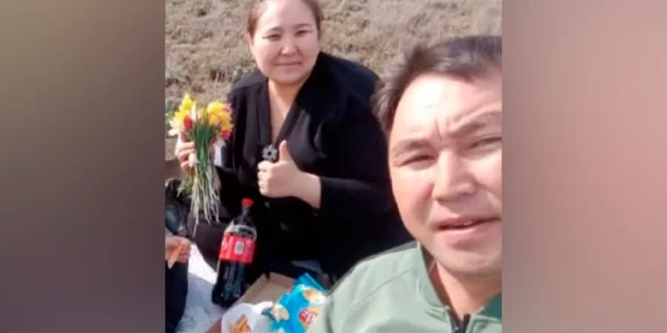 Ақтөбеде қызғалдақ ұстап фотоға түскен ауыл әкімінің ісін комиссия тексеріп жатыр