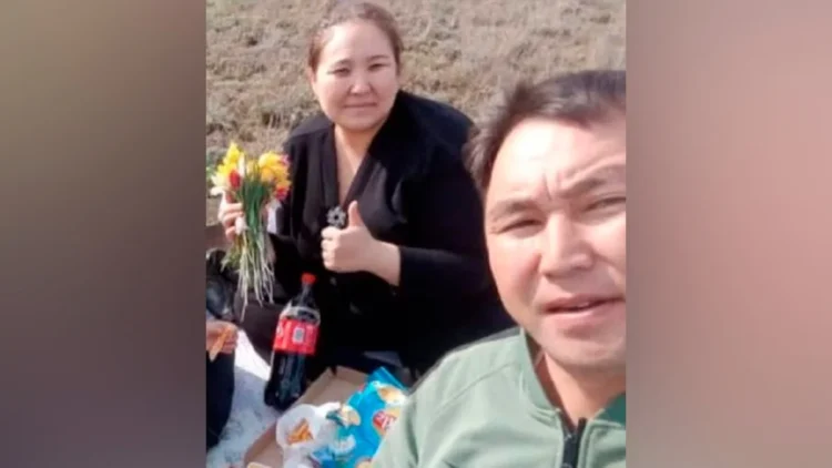 Ақтөбеде қызғалдақ ұстап фотоға түскен ауыл әкімінің ісін комиссия тексеріп жатыр