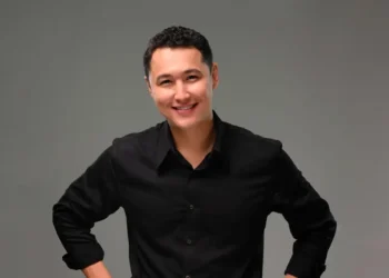 Сүйіктісін соққыға жыққан актер Шәріп Серік қара тізімге енді