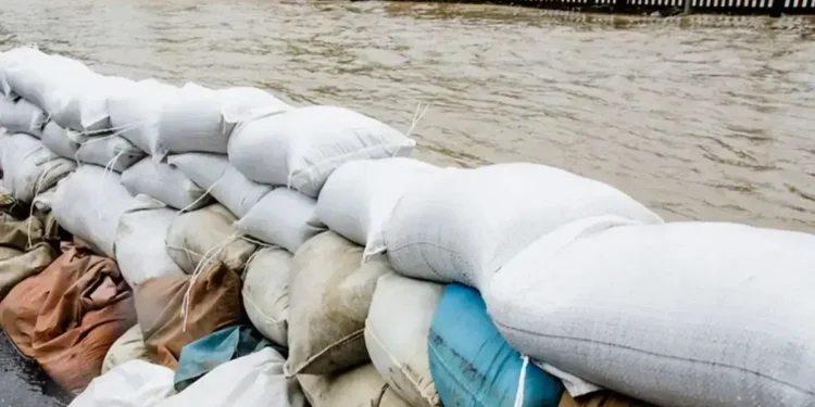 Абай облысында тұрғындар үйлерін уақытша тастап шықты