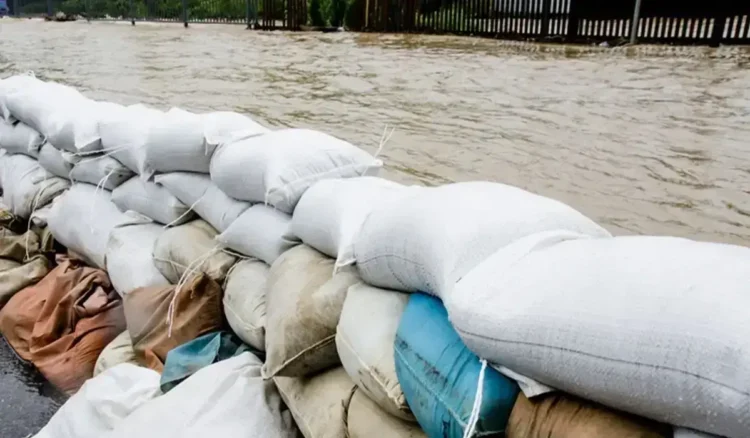 Абай облысында тұрғындар үйлерін уақытша тастап шықты