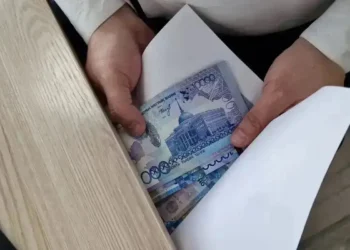 Астанада білім басқармасының лауазымды қызметкері парамен ұсталды