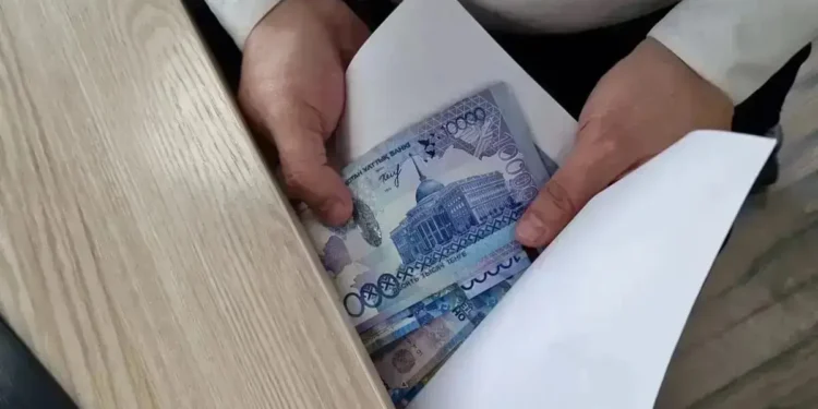 Астанада білім басқармасының лауазымды қызметкері парамен ұсталды