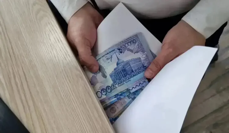 Астанада білім басқармасының лауазымды қызметкері парамен ұсталды