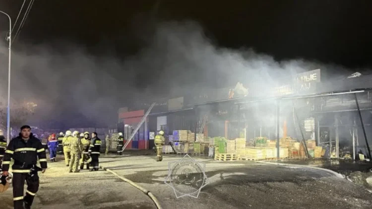 Алматыда құрылыс дүкені өртеніп кетті