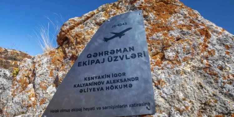 Ақтаудағы ұшақ апатында қаза тапқандарға арнап мемориалды тақта орнатылды