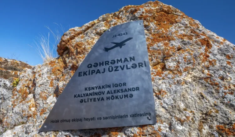 Ақтаудағы ұшақ апатында қаза тапқандарға арнап мемориалды тақта орнатылды