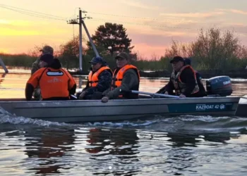 Әкім су басқан Солтүстік Қазақстан ауылдарын қайықпен аралады