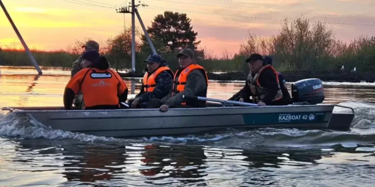 Әкім су басқан Солтүстік Қазақстан ауылдарын қайықпен аралады