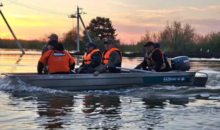 Әкім су басқан Солтүстік Қазақстан ауылдарын қайықпен аралады