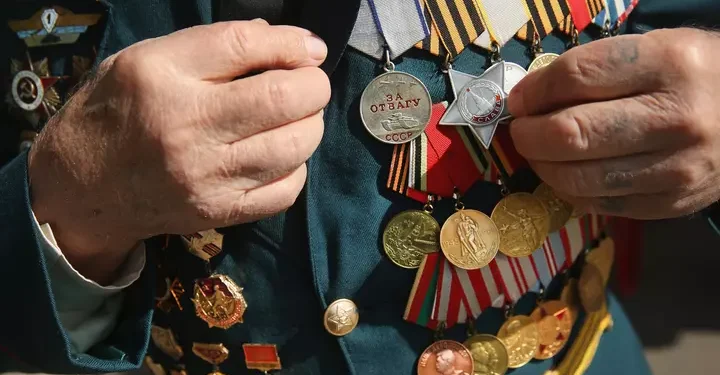 Ветеран ВОВ попал в больницу после столкновения с девочкой