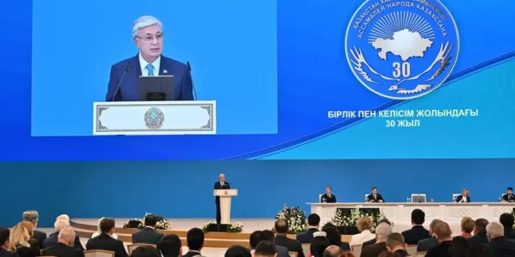 Мінберде сөйлеп тұрған адамды «мына тілде сөйле» деп мәжбүрлемеу тиіс – Президент