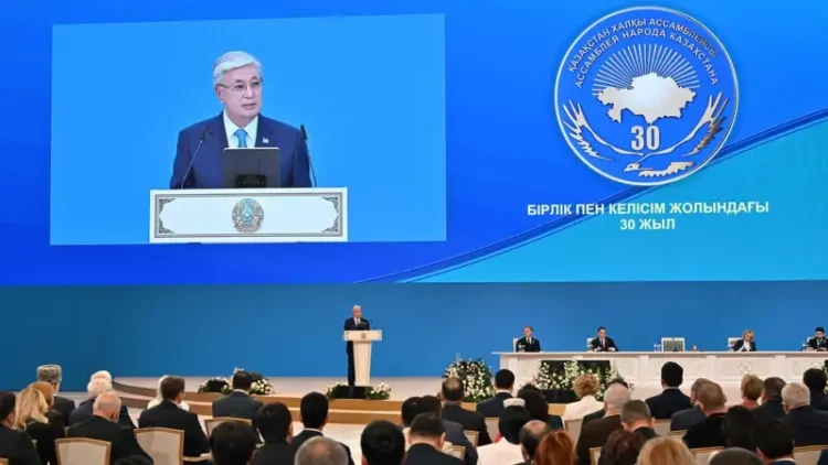 Мінберде сөйлеп тұрған адамды «мына тілде сөйле» деп мәжбүрлемеу тиіс – Президент
