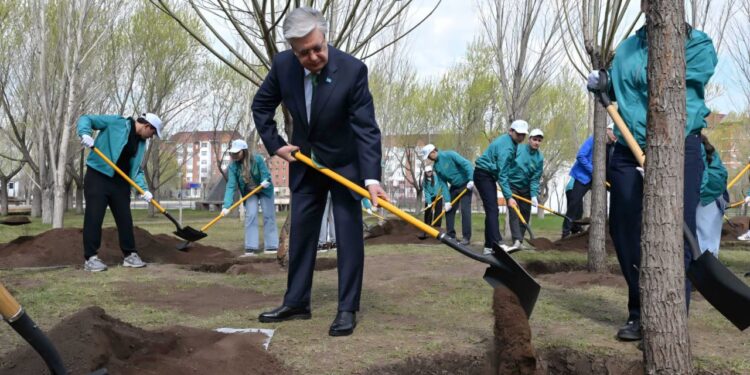 Токаев посадил дерево в столичном парке «Жастар»