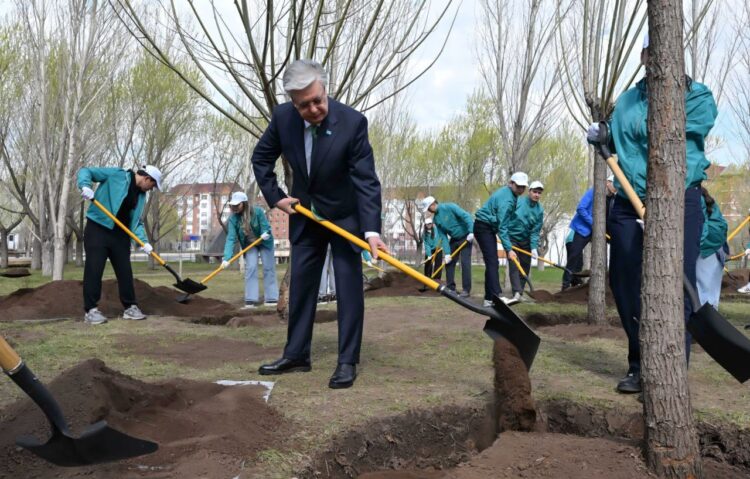 Токаев посадил дерево в столичном парке «Жастар»