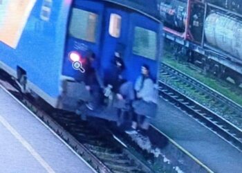 В Шымкенте наказали родителей подростков, которые пытались покататься на поезде