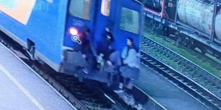 В Шымкенте наказали родителей подростков, которые пытались покататься на поезде