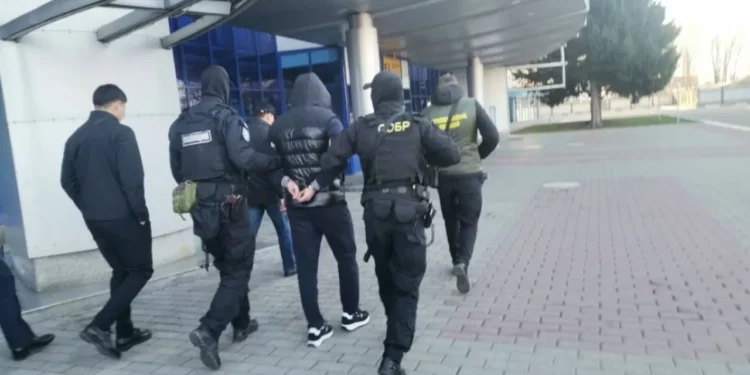 9 жыл іздеуде жүрген қылмыскер Өскемен әуежайында қолға түсті