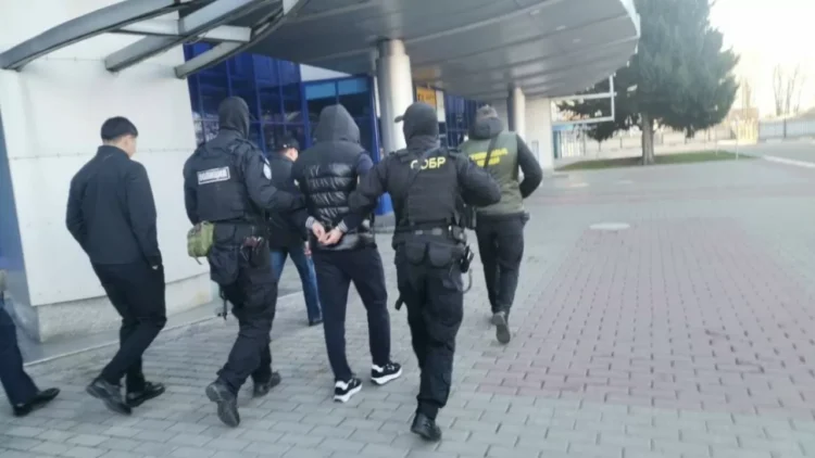 9 жыл іздеуде жүрген қылмыскер Өскемен әуежайында қолға түсті