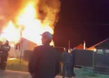 Атырау облысында полицейлер өртеніп жатқан үйден ер адамды құтқарды