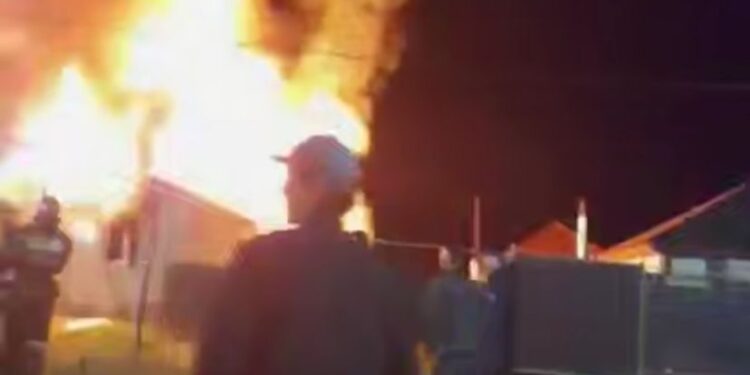 Атырау облысында полицейлер өртеніп жатқан үйден ер адамды құтқарды