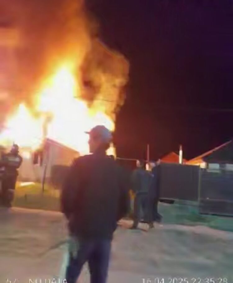 Атырау облысында полицейлер өртеніп жатқан үйден ер адамды құтқарды