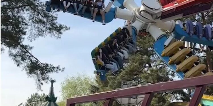 Алматыда “Ромашка” аттракционы бірнеше минутқа ауада тоқтап қалды
