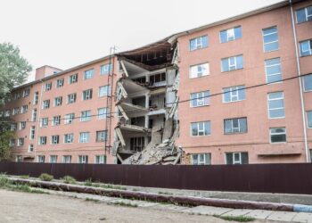 В Атырау рухнуло общежитие университета