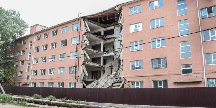 В Атырау рухнуло общежитие университета
