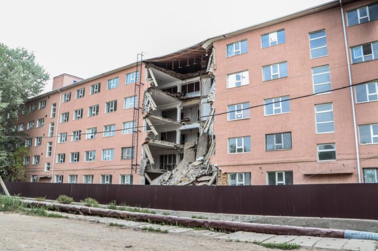 В Атырау рухнуло общежитие университета