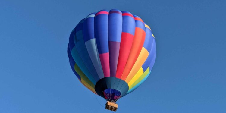 Дубай маңында әуе шары құлап, екі турист қаза тапты