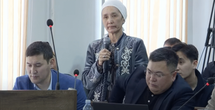 Бабушку Шерзата Полата увезли с заседания на скорой помощи